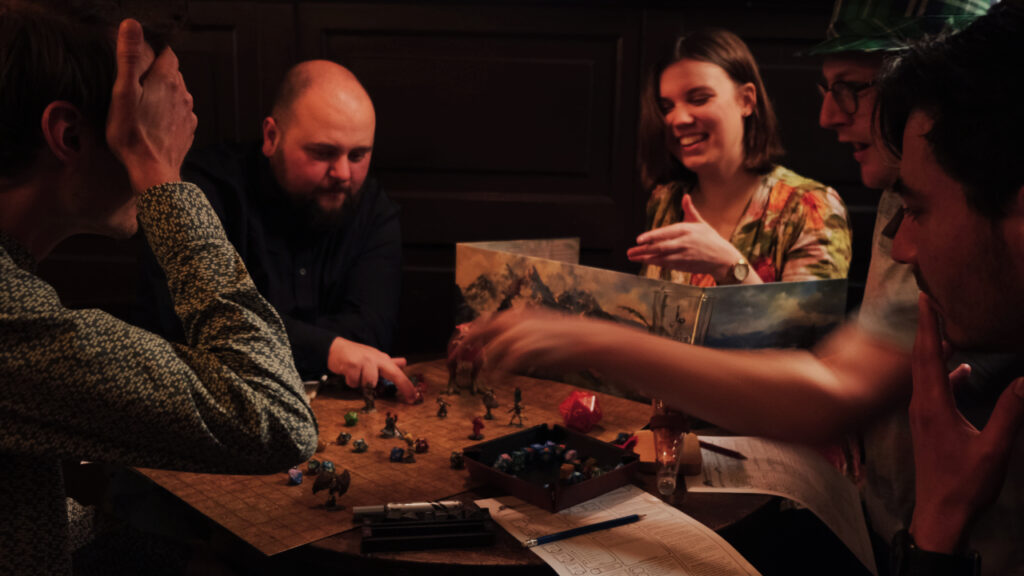 Foto groep aan tafel dungeons and Dragons Tovenaars van de Rijn